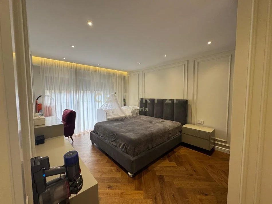 Tirane, jap me qera apartament 2+1+2+parkimi , 130 m² 2.500 € (Komuna e Parisit)