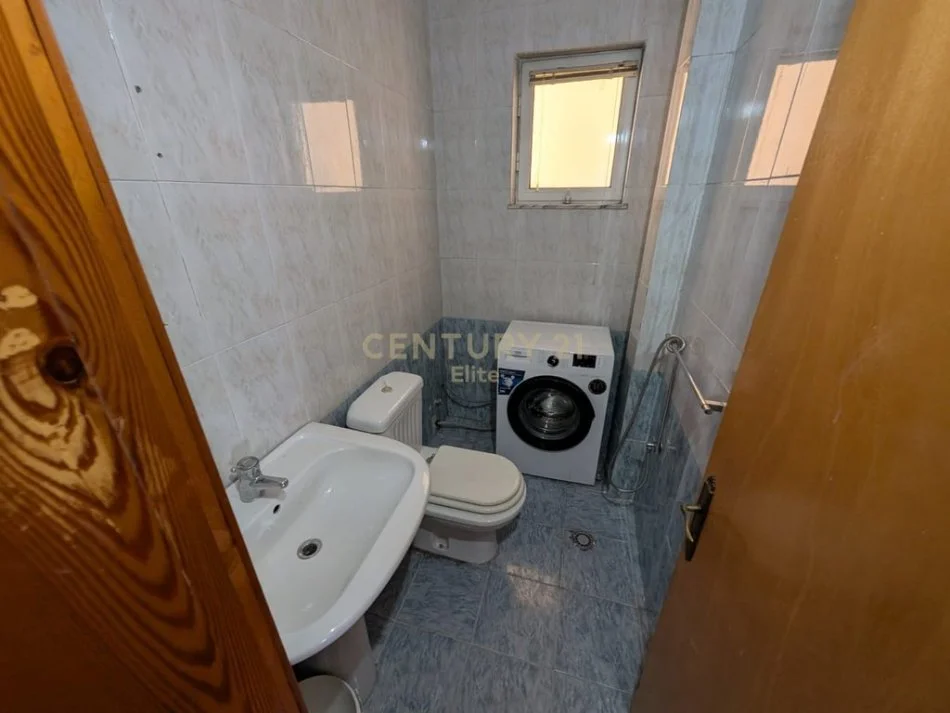 Tirane, jepet me qera apartament 2+1+Ballkon Kati 3, 120 m² 600 € (Rruga e Kavajes)