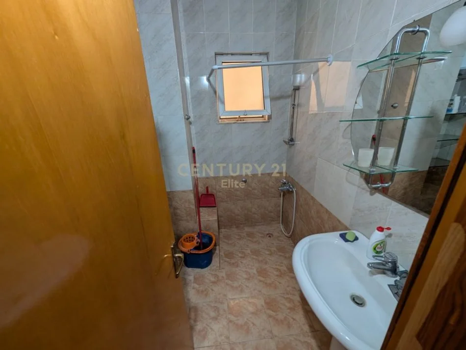 Tirane, jepet me qera apartament 2+1+Ballkon Kati 3, 120 m² 600 € (Rruga e Kavajes)
