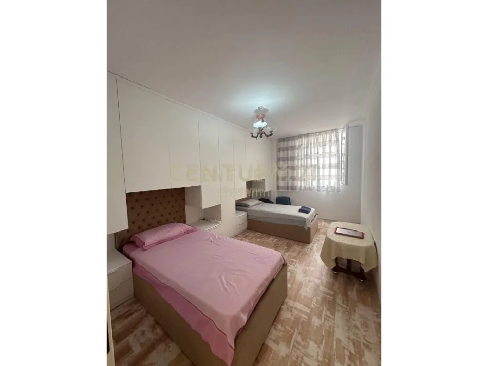Durres, jap me qera apartament 2+1+Ballkon Kati 6, 400 m² 400 € (parku sportiv)