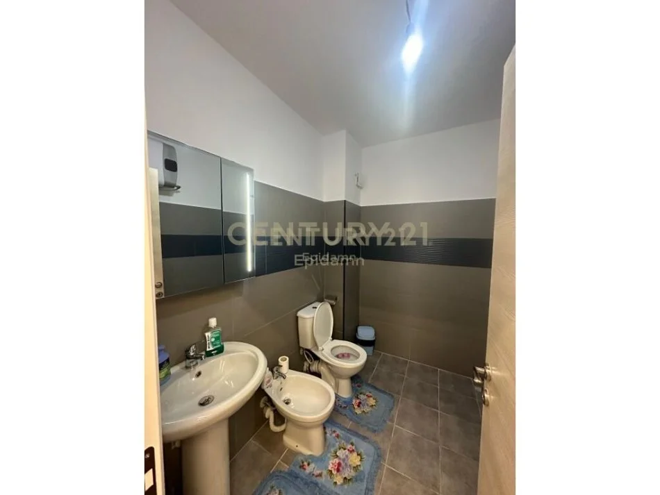 Durres, jap me qera apartament 2+1+Ballkon Kati 6, 400 m² 400 € (parku sportiv)