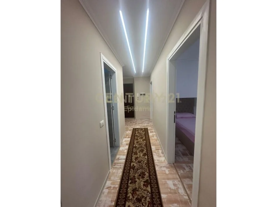 Durres, jap me qera apartament 2+1+Ballkon Kati 6, 400 m² 400 € (parku sportiv)