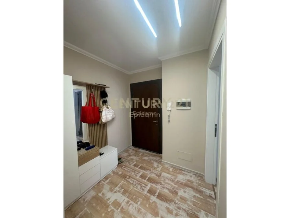 Durres, jap me qera apartament 2+1+Ballkon Kati 6, 400 m² 400 € (parku sportiv)