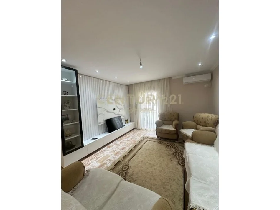 Durres, jap me qera apartament 2+1+Ballkon Kati 6, 400 m² 400 € (parku sportiv)