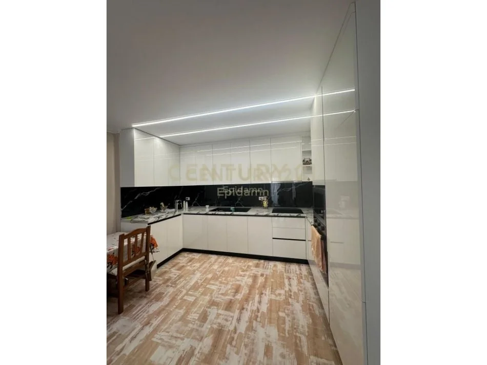 Durres, jap me qera apartament 2+1+Ballkon Kati 6, 400 m² 400 € (parku sportiv)