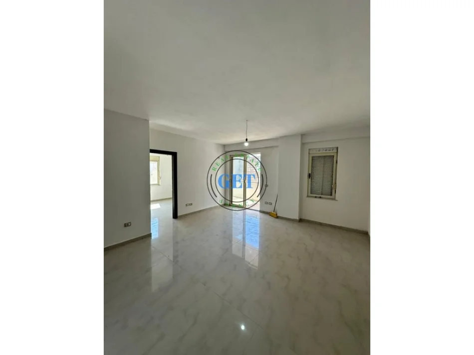 Durres, jepet me qera apartament 2+1 Kati 4, 85 m² 300 € (Ish-Rajoni)