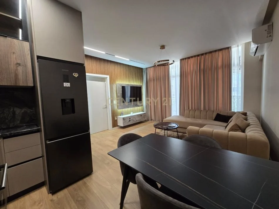 Tirane, jepet me qera apartament 1+1+Ballkon Kati 2, 74 m² 650 € (Ish Stacioni i Trenit)