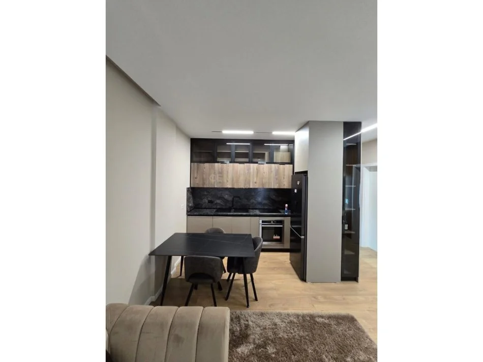 Tirane, jepet me qera apartament 1+1+Ballkon Kati 2, 74 m² 650 € (Ish Stacioni i Trenit)