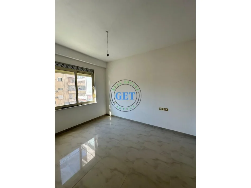 Durres, jepet me qera apartament 2+1 Kati 4, 85 m² 300 € (Ish-Rajoni)