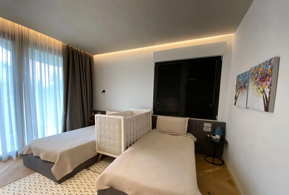 Tirane, jepet me qera apartament 3+1 Kati 4, 188 m² 3.000 € (Ish Bllok)