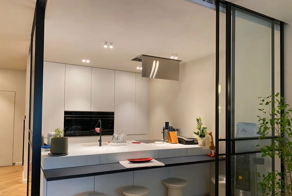 Tirane, jepet me qera apartament 3+1 Kati 4, 188 m² 3.000 € (Ish Bllok)