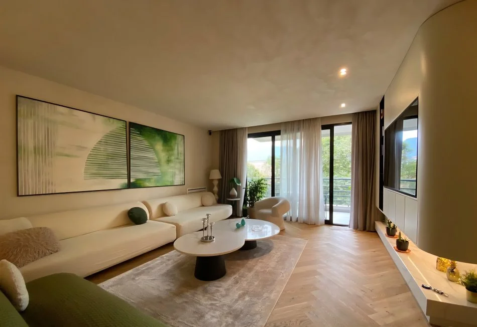 Tirane, jepet me qera apartament 3+1 Kati 4, 188 m² 3.000 € (Ish Bllok)