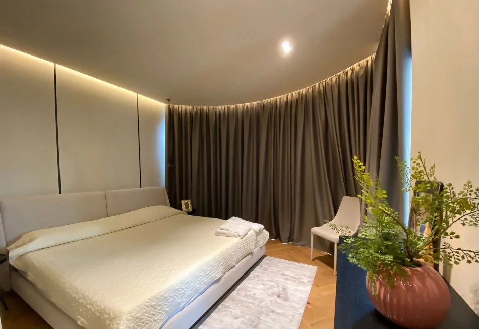 Tirane, jepet me qera apartament 3+1 Kati 4, 188 m² 3.000 € (Ish Bllok)