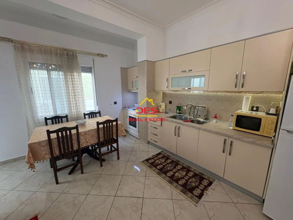 Vlore, jepet me qera apartament 2+1+Ballkon Kati 1, 110 m² 400 € (Rruga Murat Tërbaçi)