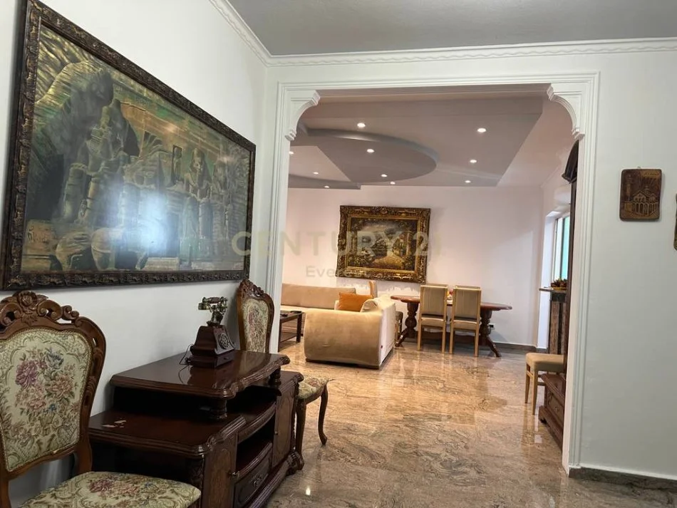 Tirane, jepet me qera apartament 2+1+Ballkon Kati 6, 130 m² 900 € (QENDER)