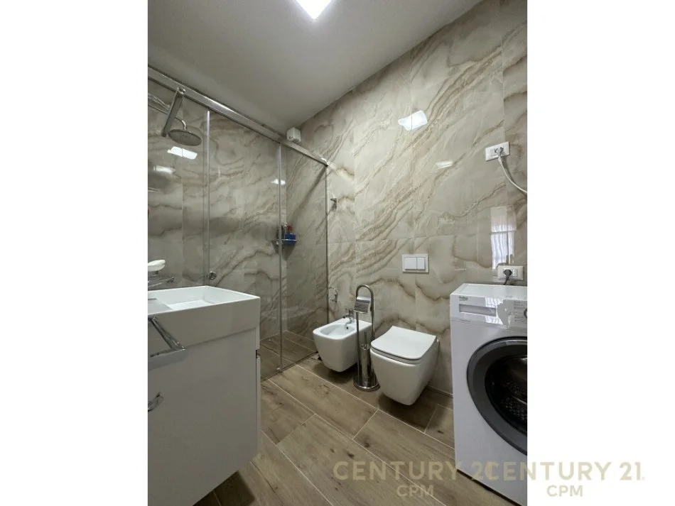 Tirane, jepet me qera apartament 1+1+Ballkon Kati 15, 75 m² 900 € (Tirana Garden Building ne Rrugen e Kavajes)