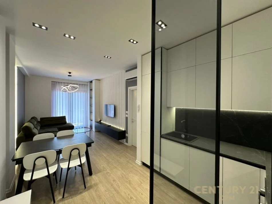 Tirane, jepet me qera apartament 1+1+Ballkon Kati 15, 75 m² 900 € (Tirana Garden Building ne Rrugen e Kavajes)