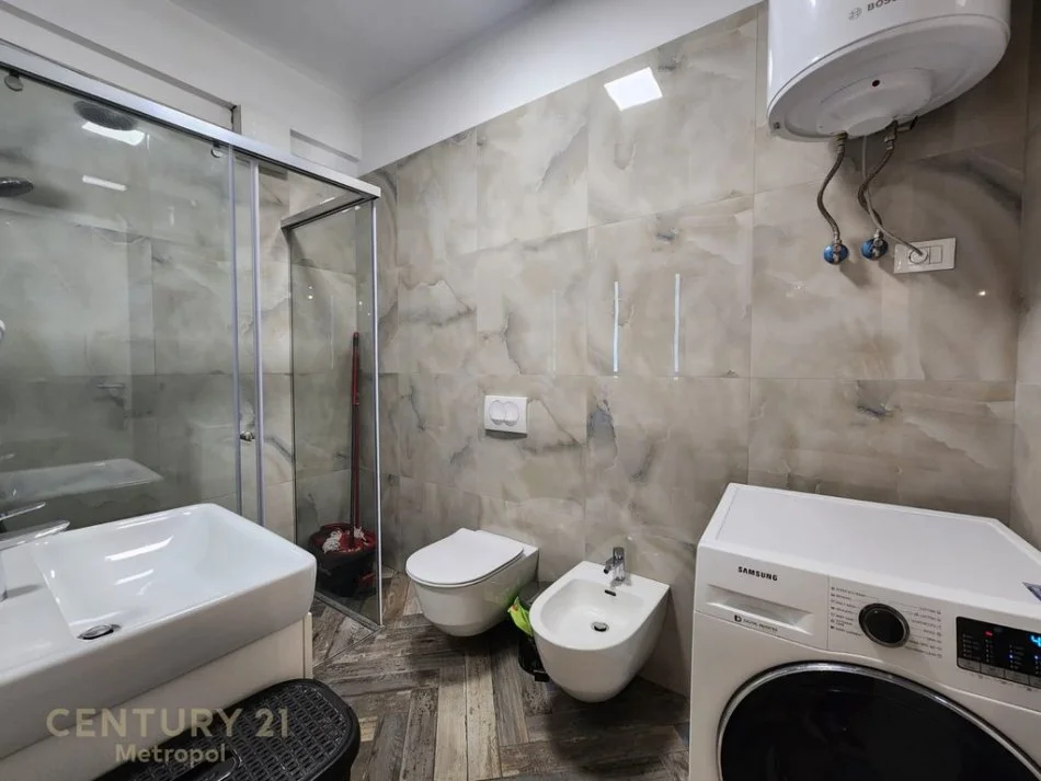 Tirane, jepet me qera apartament 2+1 Kati 5, 102 m² 900 € (prane Ring Center)