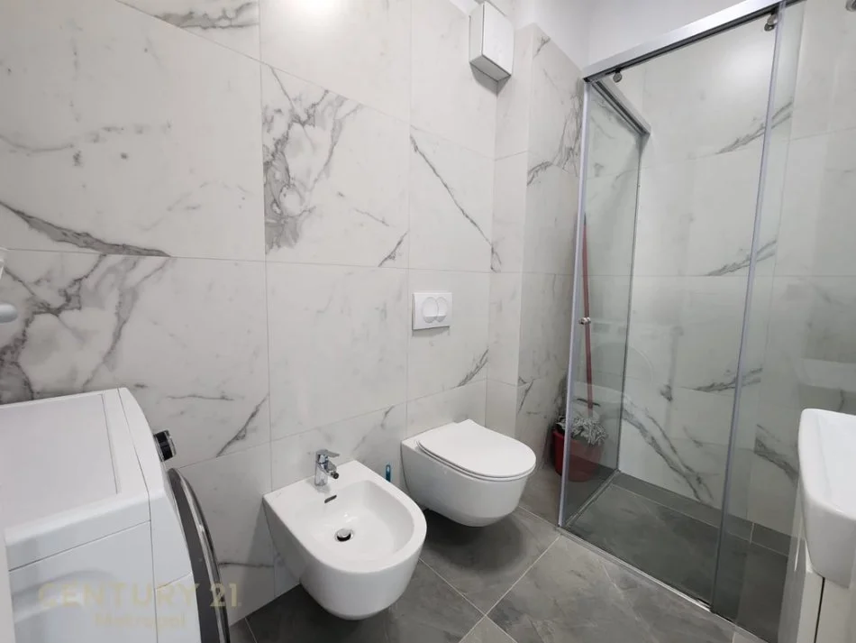 Tirane, jepet me qera apartament 2+1 Kati 5, 102 m² 900 € (prane Ring Center)