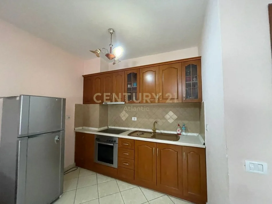 Durres, jepet me qera apartament 1+1 Kati 4, 57 m² 350 € (SHKEMBI I KAVAJES)