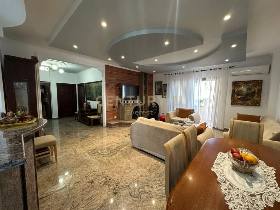 Tirane, jepet me qera apartament 2+1+Ballkon Kati 6, 130 m² 900 € (QENDER)