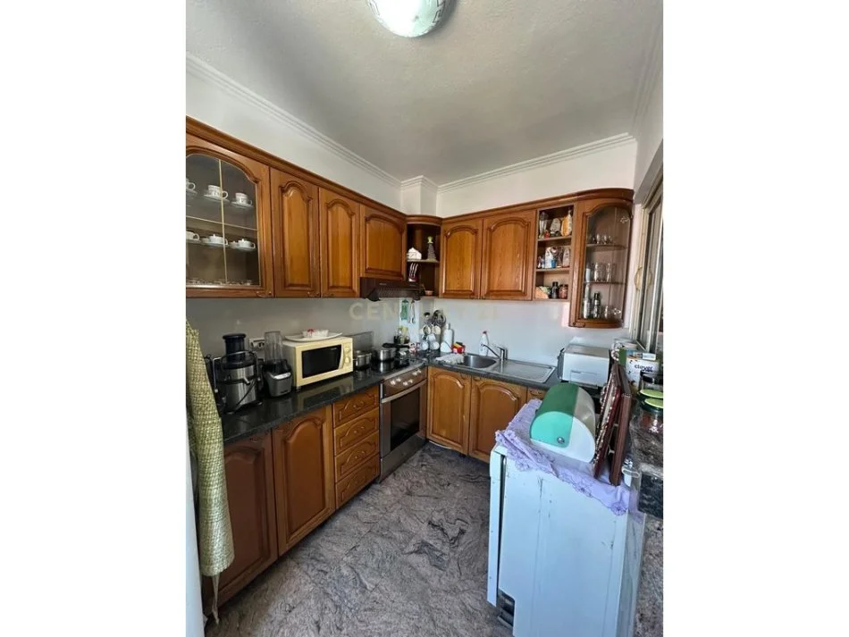 Tirane, jepet me qera apartament 2+1+Ballkon Kati 6, 130 m² 900 € (QENDER)