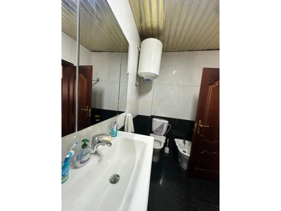 Tirane, jepet me qera apartament 2+1+Ballkon Kati 6, 130 m² 900 € (QENDER)