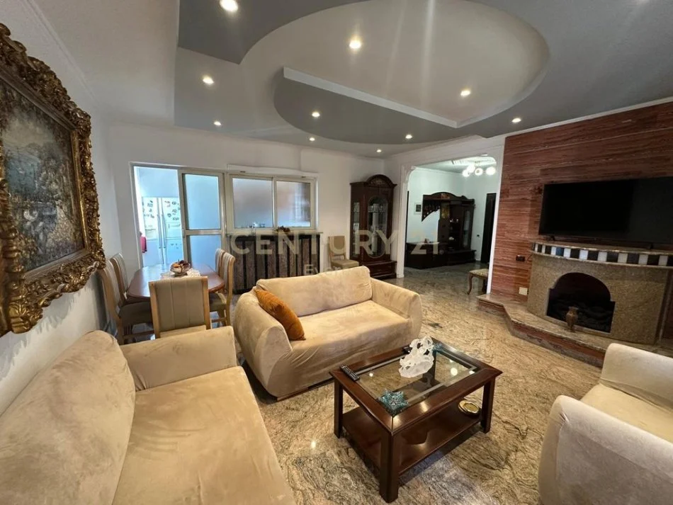 Tirane, jepet me qera apartament 2+1+Ballkon Kati 6, 130 m² 900 € (QENDER)