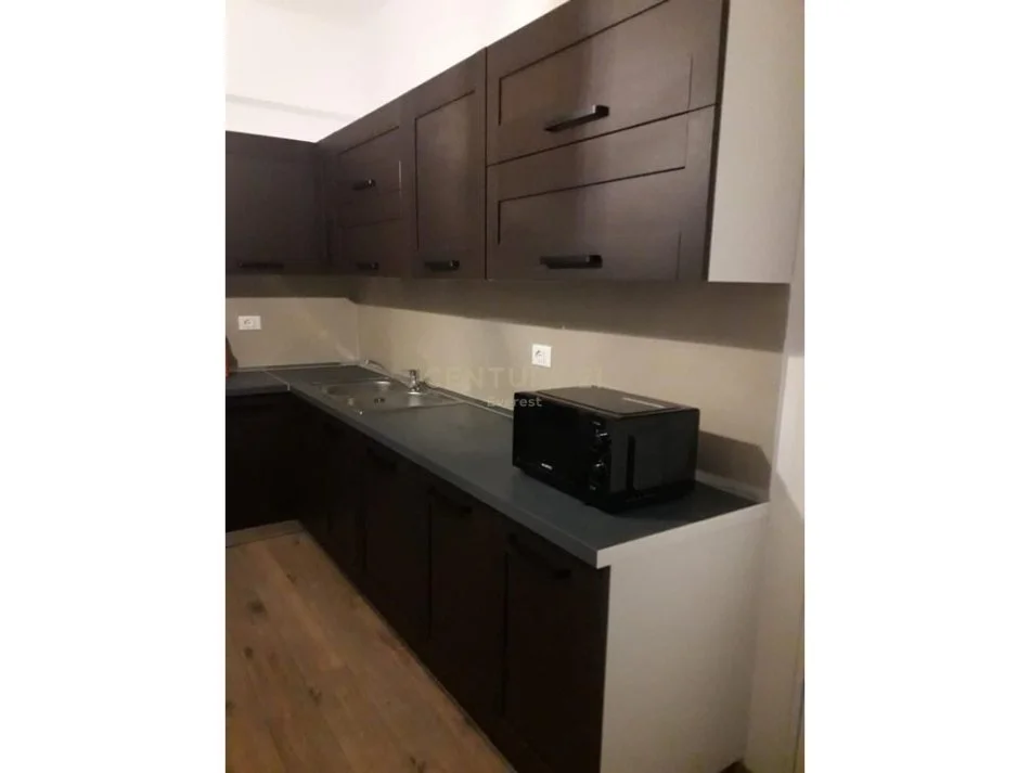 Tirane, jepet me qera apartament 1+1 Kati 5, 70 m² 800 € (Foleja e Gjelber, Rruga Muhamet Gjollesha)