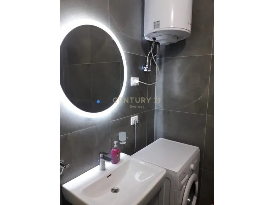 Tirane, jepet me qera apartament 1+1 Kati 5, 70 m² 800 € (Foleja e Gjelber, Rruga Muhamet Gjollesha)