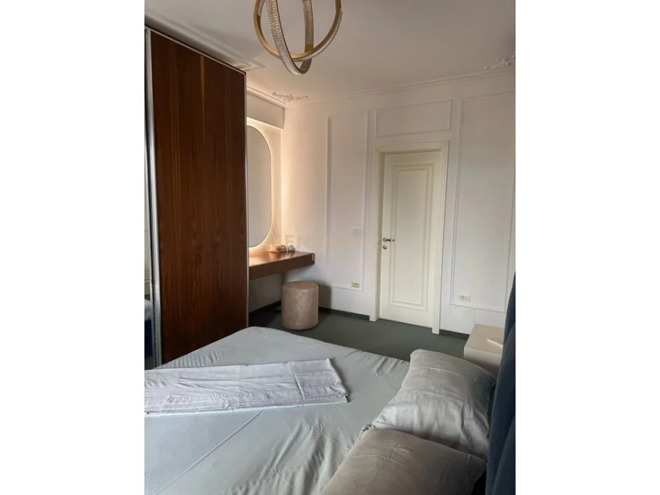 Tirane, jepet me qera apartament 3+1 me 2 Poste Parkimi, Kati 4, 127 m² 1.500 € (Foleja e Gjelber, Rruga Muhamet Gjollesha, prane Ring Center)