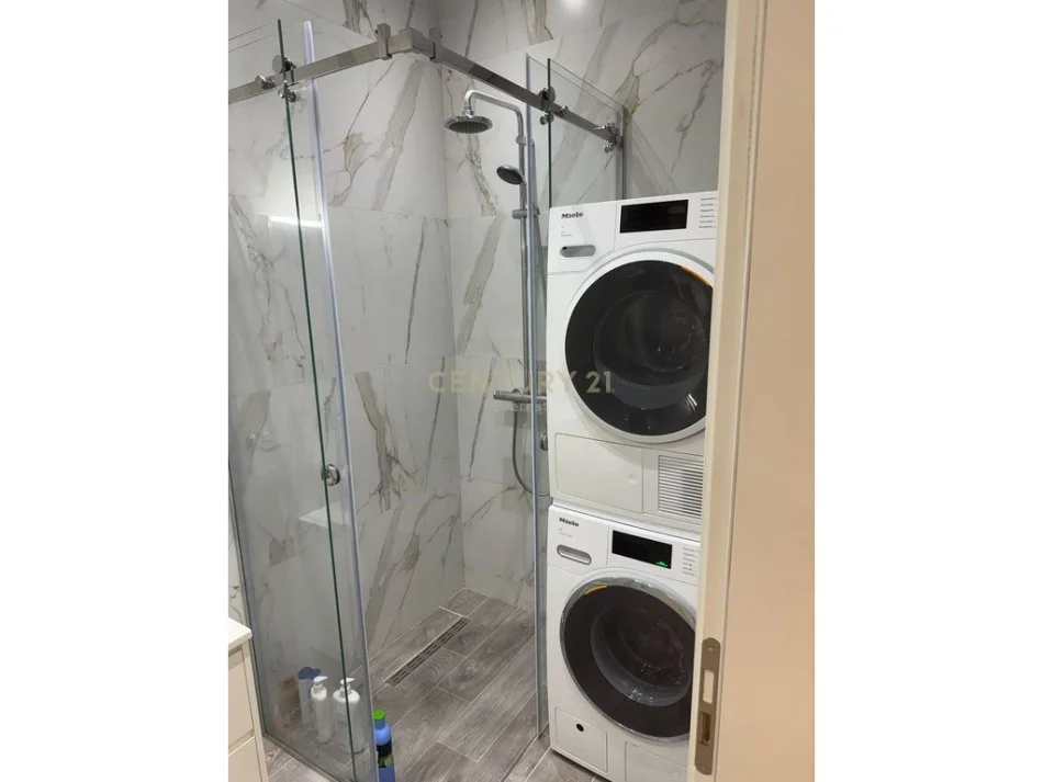 Tirane, jepet me qera apartament 3+1 me 2 Poste Parkimi, Kati 4, 127 m² 1.500 € (Foleja e Gjelber, Rruga Muhamet Gjollesha, prane Ring Center)