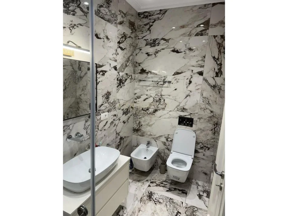 Tirane, jepet me qera apartament 3+1 me 2 Poste Parkimi, Kati 4, 127 m² 1.500 € (Foleja e Gjelber, Rruga Muhamet Gjollesha, prane Ring Center)