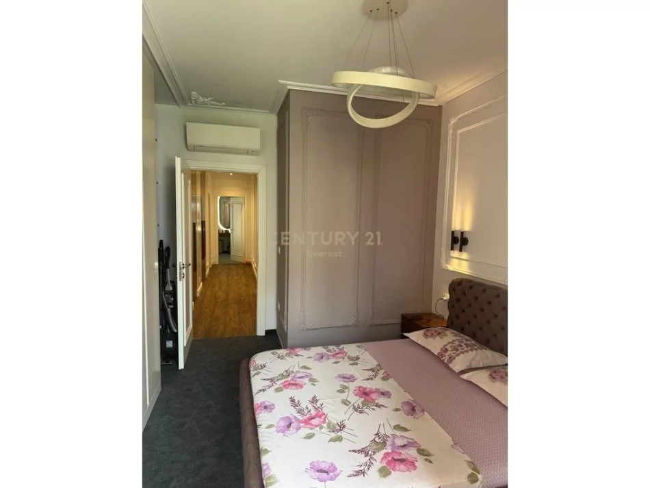 Tirane, jepet me qera apartament 3+1 me 2 Poste Parkimi, Kati 4, 127 m² 1.500 € (Foleja e Gjelber, Rruga Muhamet Gjollesha, prane Ring Center)