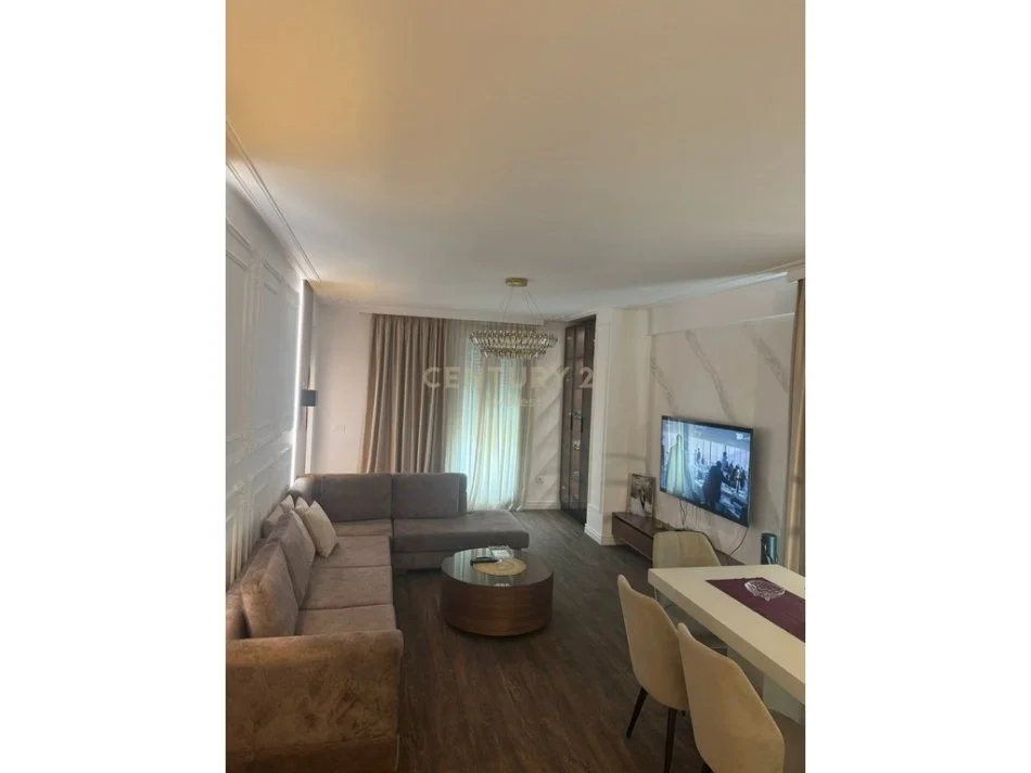 Tirane, jepet me qera apartament 3+1 me 2 Poste Parkimi, Kati 4, 127 m² 1.500 € (Foleja e Gjelber, Rruga Muhamet Gjollesha, prane Ring Center)