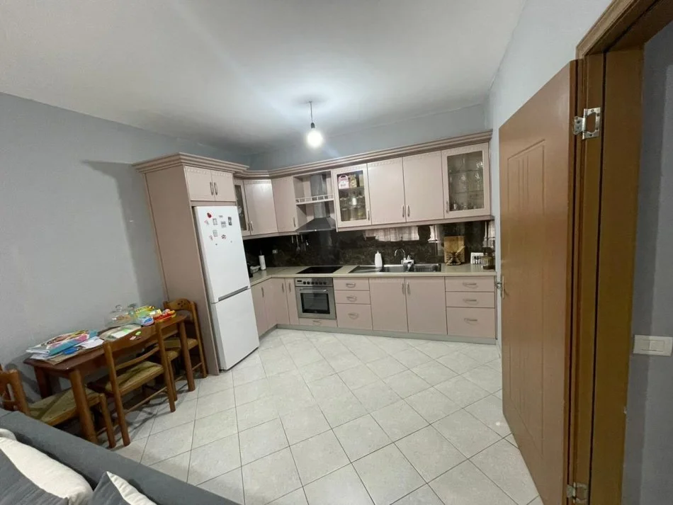 Tirane, jepet me qera apartament 2+1+Ballkon Kati 5, 95 m² 400 € 
