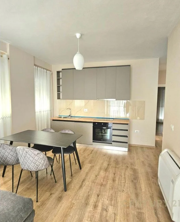 Tirane, jepet me qera apartament 2+1+Aneks+Ballkon Kati 3, 101 m² 700 € 