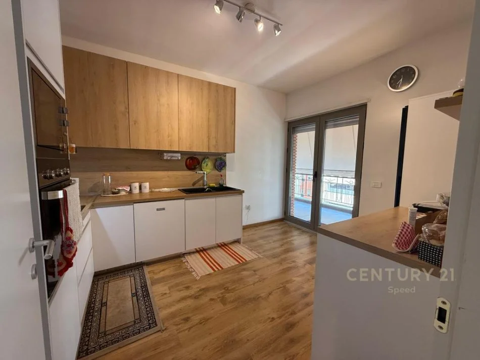 Tirane, jepet me qera apartament 2+1 Kati 5, 133 m² 1.300 € (Kompleksi Deliorgji)
