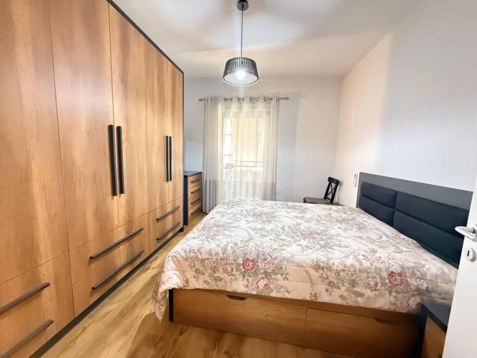Tirane, jepet me qera apartament 2+1 Kati 5, 133 m² 1.300 € (Kompleksi Deliorgji)