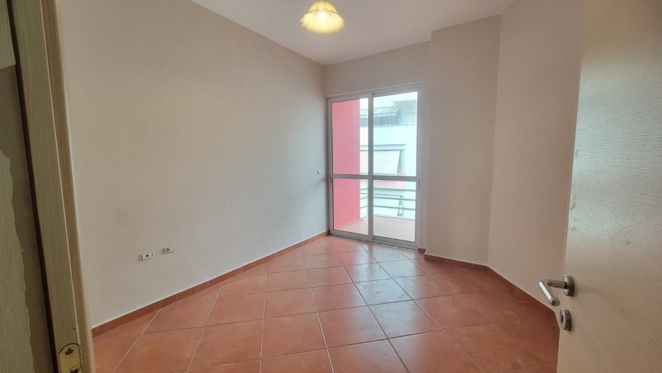Tirane, jap me qera apartament 3+1 Kati 4, 100 m² 500 € (Mihal grameno)
