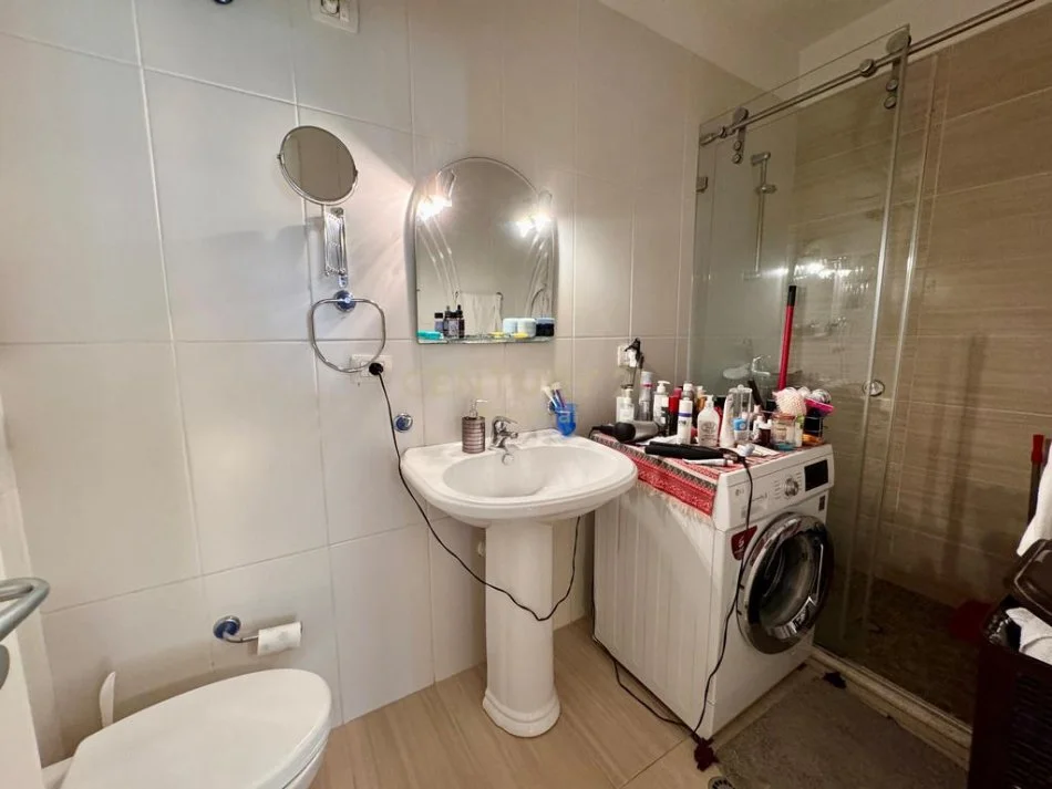Tirane, jepet me qera apartament 1+1 Kati 3, 63 m² 700 € (Bllok)