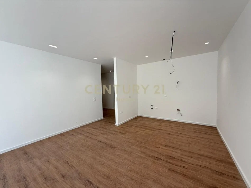 Tirane, jepet me qera apartament 3+1+Aneks+Ballkon Kati 0, 127 m² 1.700 € (Neom120063)