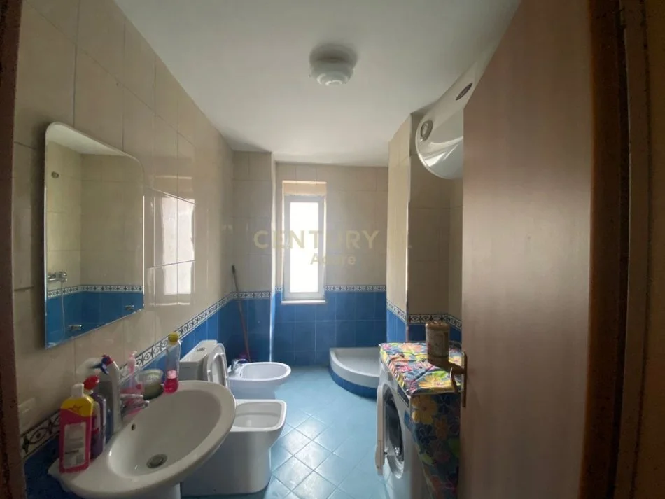 Tirane, jepet me qera apartament 1+1+Ballkon Kati 5, 79 m² 400 € (prane casa italia)