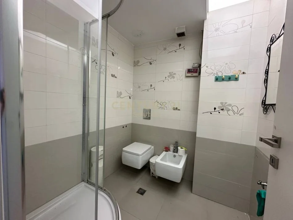 Tirane, jepet me qera apartament 2+1+Ballkon Kati 5, 120 m² 1.000 € (kodra e diellit)