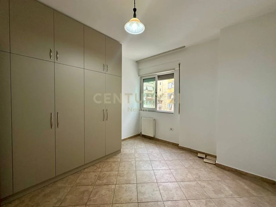 Shqiperi, jepet me qera apartament 2+1+Aneks+Ballkon Kati 3, 90 m² 500 € (Neom120165)