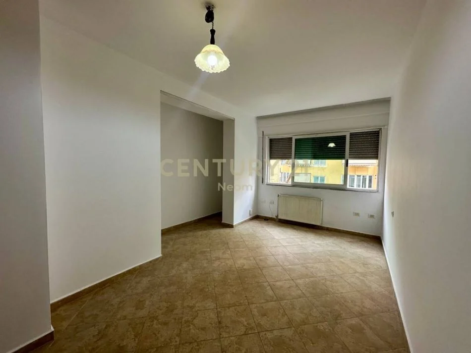 Shqiperi, jepet me qera apartament 2+1+Aneks+Ballkon Kati 3, 90 m² 500 € (Neom120165)