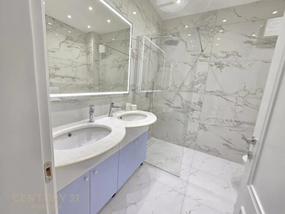 Tirane, jepet me qera apartament 2+1+2 Kati 5, 120 m² 1.150 € (Rruga Reshit Collaku, Shallvaret Tirane)