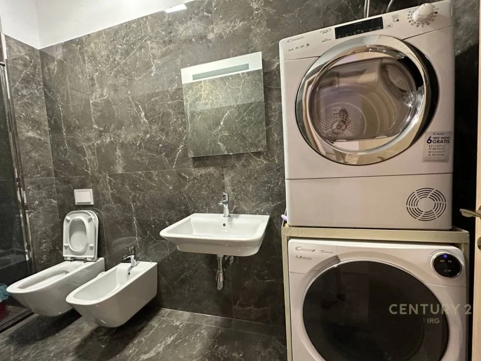 Tirane, jepet me qera apartament 1+1 Kati 4, 72 m² 700 € (Square 21 Tirana Albania)