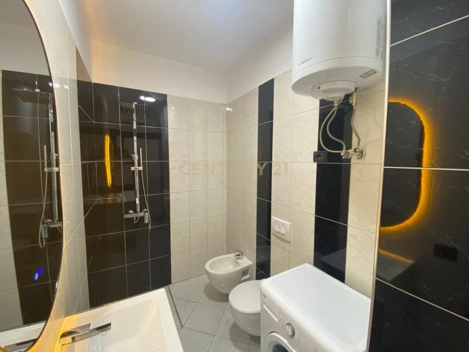 Tirane, jepet me qera apartament 1+1+Ballkon Kati 5, 82 m² 1.000 € (Rruga e Kosovareve)