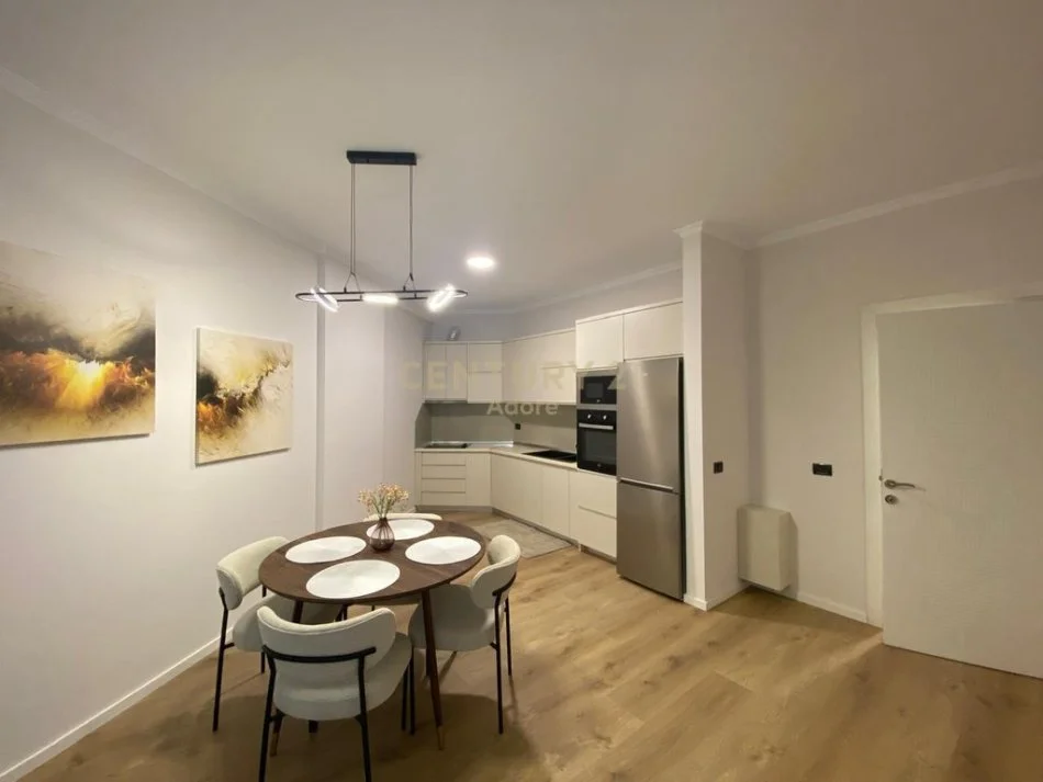 Tirane, jepet me qera apartament 1+1+Ballkon Kati 5, 82 m² 1.000 € (Rruga e Kosovareve)